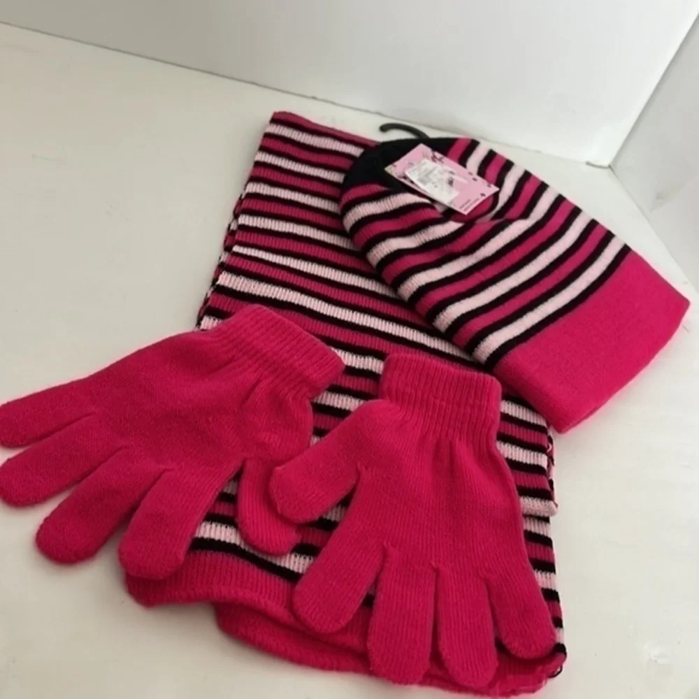 KIDS APPAREL CLUB, HAT AND GLOVES AND SCARF SET